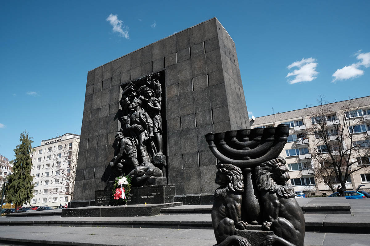 Monument unveiled to remember Warsaw Ghetto's buried archive of