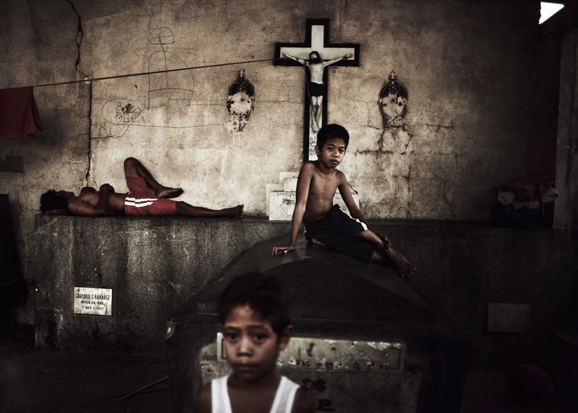 Dzieci w slumsach Manili na zdjęciu Grzegorza Wełnickiego, autora fotografii i jednego z bohaterów "Eli, Eli" Tochmana w książce "Eli, Eli"