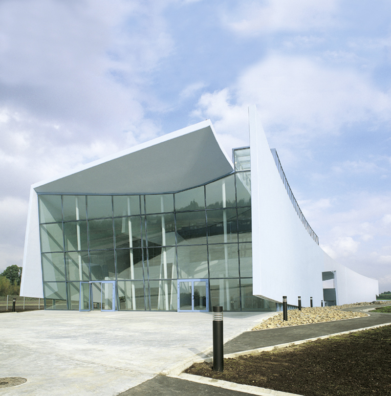 "Bramy do świata zmarłych", front budynku domu pogrzebowego na cmentarzu w Batowicach w Krakowie, fot. dzięki uprzejmości architekta