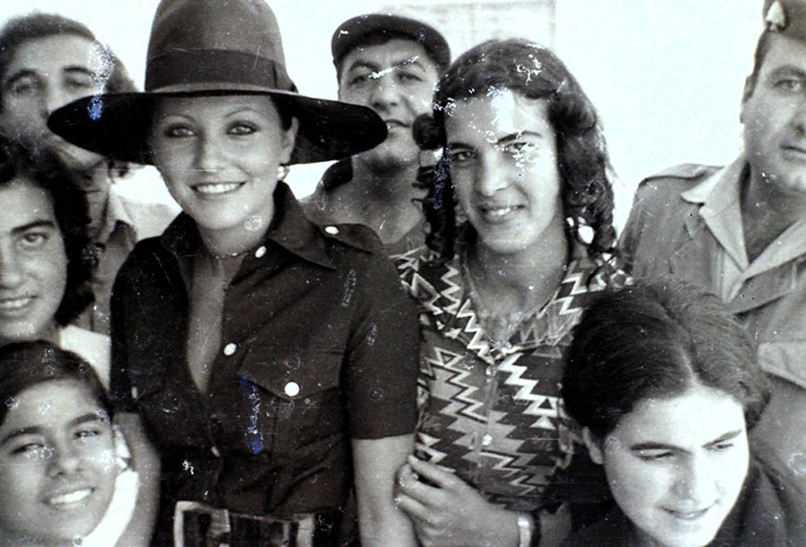 Georgina Rizk (Miss Universe 1971) podczas Baalbeck, Liban, 1977, fotografia z projektu Anny Dąbrowskiej "A Lebanese Archive", 2013, fot. z kol. Diab Alkarssifi / Book Works