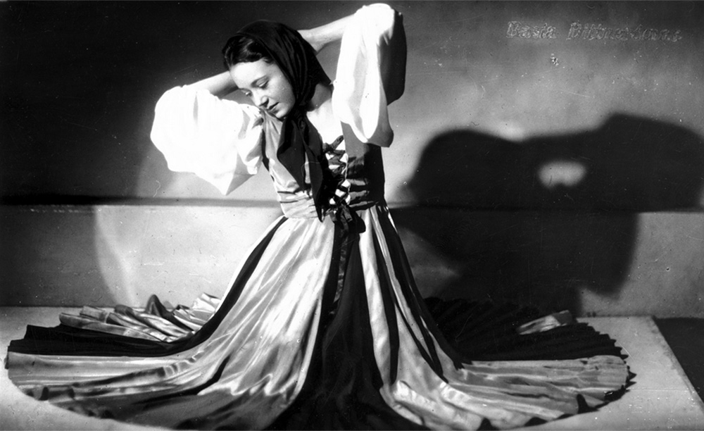 Barbara Bittnerówna, dancer, photograph in atelier, 1937, photo: Photographic and Portrait Atelier ‘Venus’, Lviv/www.audiovis.nac.gov.pl (NAC)