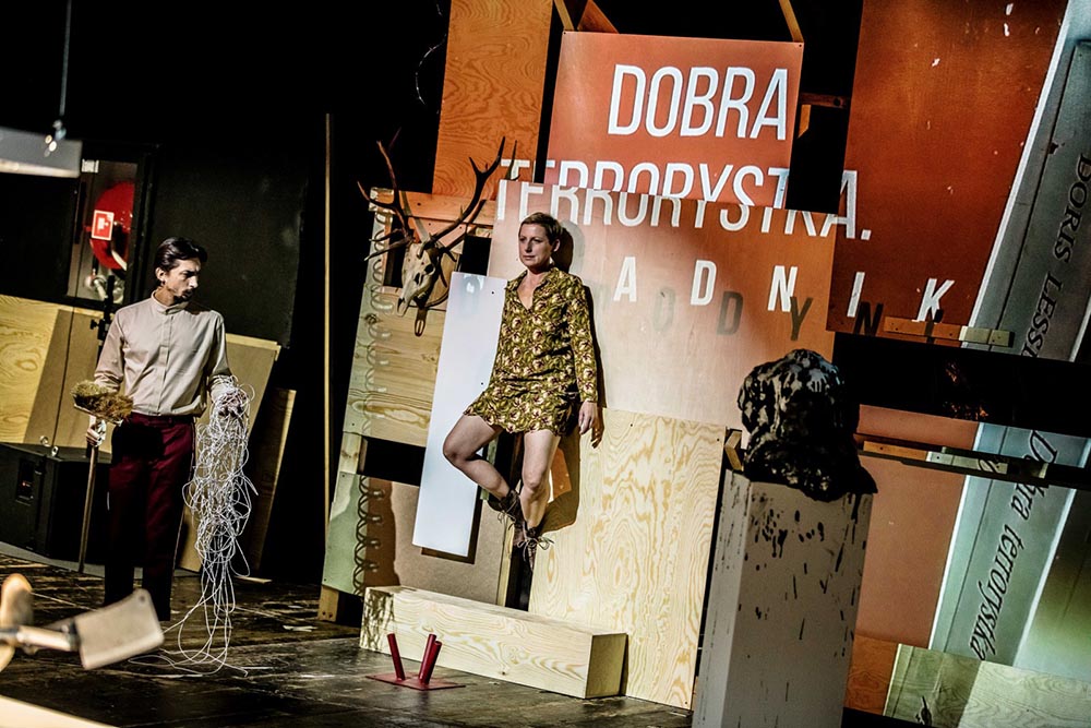 Scena z przedstawienia "Dobra Terrorystka" w reżyserii Agnieszki Olsten, 2017, fot. Krzysztof Bieliński / Teatr Studio w Warszawie