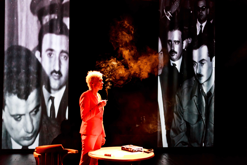 Scena z przedstawienia "Oriana Fallaci. Chwila, w której umarłam" w reżyserii Ewy Błaszczyk, 2017. Na zdjęciu: Ewa Błaszczyk, fot. Krzysztof Bieliński/Teatr Studio w Warszawie