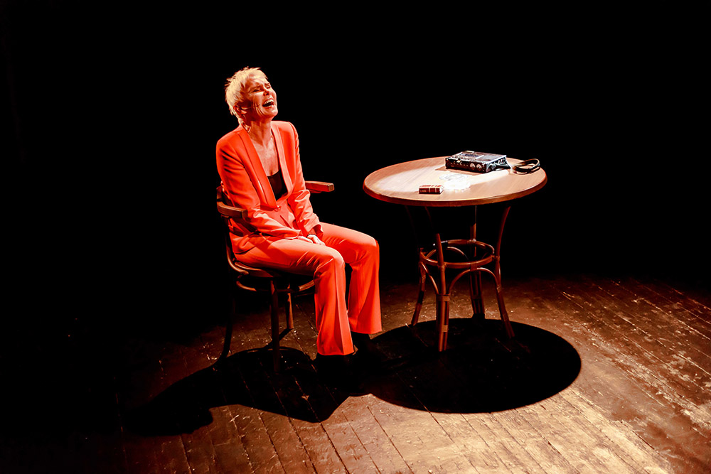 Scena z przedstawienia "Oriana Fallaci. Chwila, w której umarłam" w reżyserii Ewy Błaszczyk, 2017. Na zdjęciu: Ewa Błaszczyk, fot. Krzysztof Bieliński/Teatr Studio w Warszawie