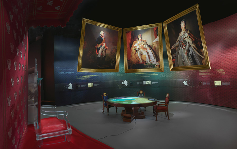 U wejścia do galerii "Wyzwania nowoczesności" wiszą ogromne portrety trzech zaborców: carycy Wszechrosji Katarzyny II, króla Prus Fryderyka II i cesarza Austrii Józef II Habsburga