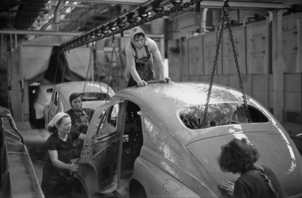 Warszawa 1956. Fabryka Samochodów Osobowych na Żeraniu, fot. John Vachon, Biblioteka Kongresu USA.