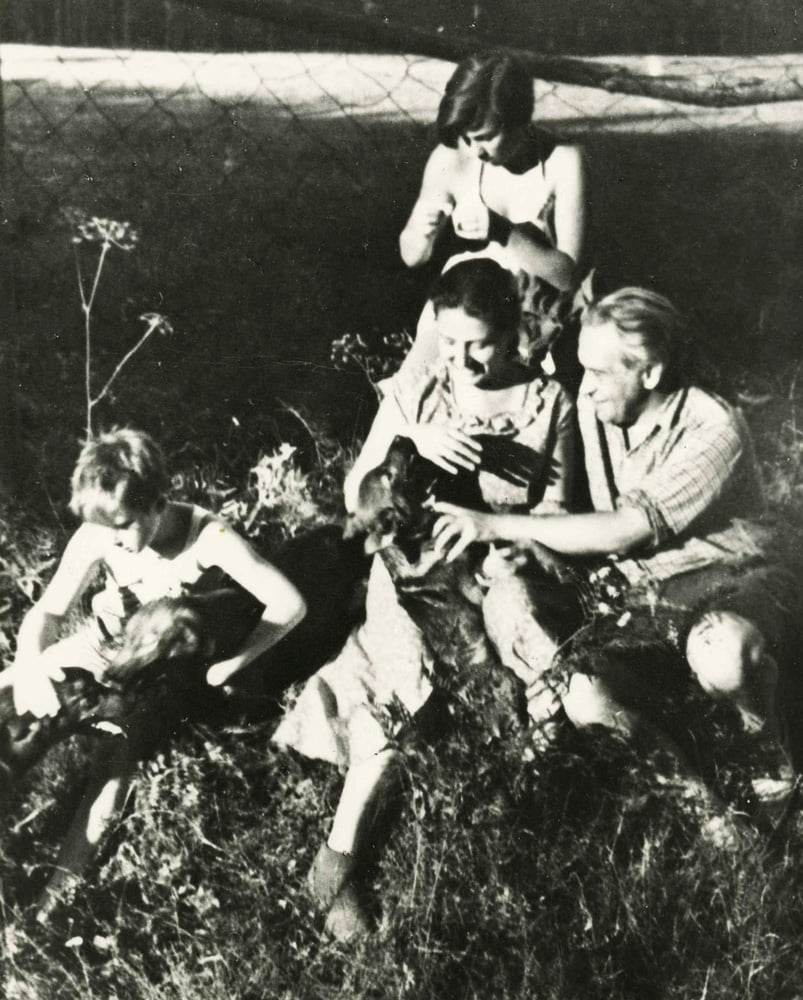 Konstanty Ildefons Gałczyński z żoną i córką w leśniczówce, Pranie, 1950, reprodukcja: FoKa / Forum