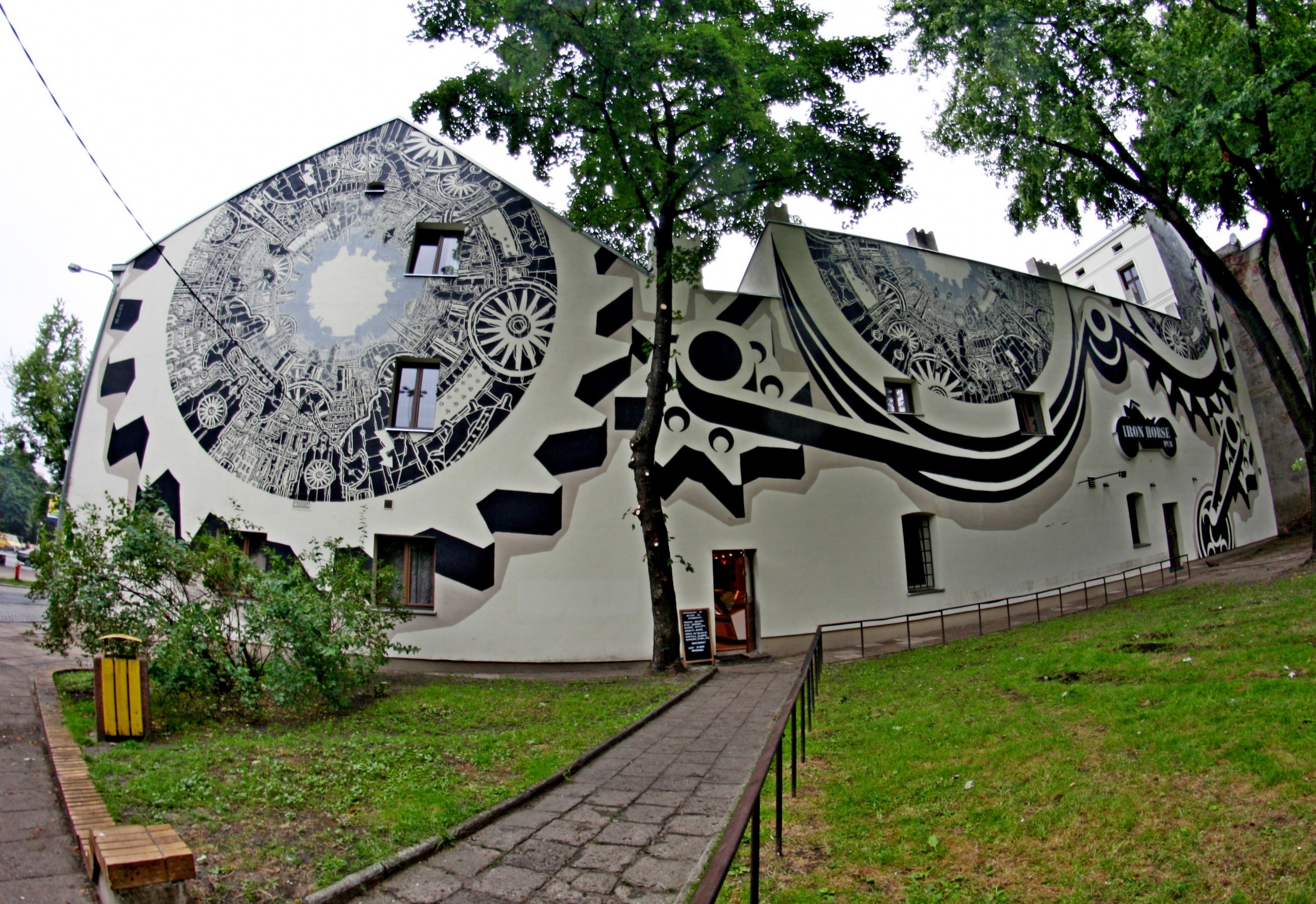 M-City, mural przy ul. Tuwima 16 w Warszawie, fot.www.urbansform.org