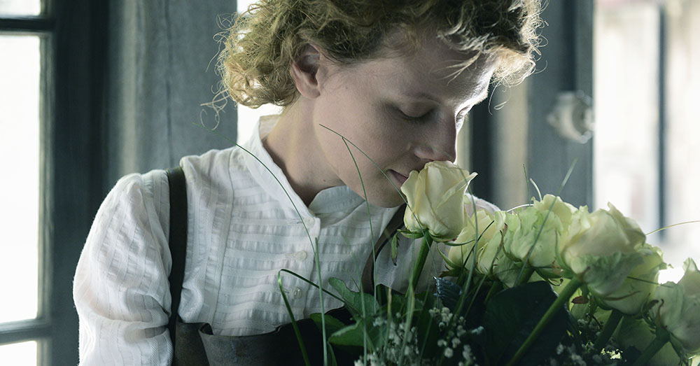 Kadr z filmu "Maria Skłodowska-Curie", reżyseria: Marie Noelle, 2016. Na zdjęciu: Karolina Gruszka, fot. Witold Baczyk/Kino Świat