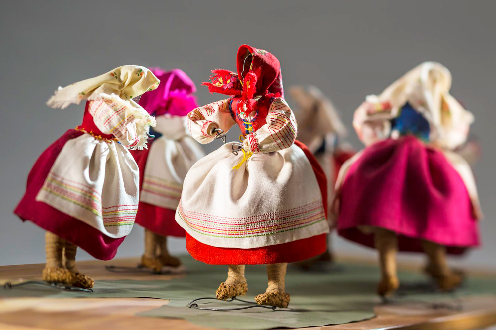 "Lenok" – taniec na len wykonywany przez kobiety zamężne i młode tkaczki, figurki w strojach z Nowogródka (dzisiejsza Białoruś), 1937, wyk. Janina Wasiewicz, fot. Łukasz Zandecki