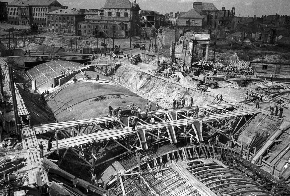 廃墟となった王宮と東西道路Trasa W-Zの建設，ワルシャワ，1947；写真：Edward Falkowski / Forum