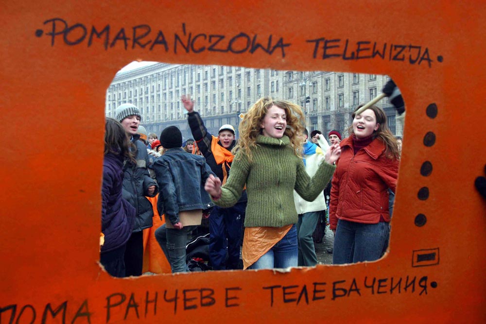 Akcja Pomarańczowej Alternatywy przed trzecią turą wyborów, Kijów, 2004, fot. Damian Kramski / AG