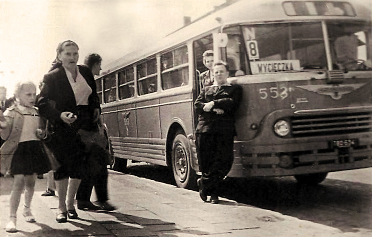 Zdjęcie z albumu "Warszawskie autobusy. Najpiękniejsze fotografie". Na fotografii autobus marki Chausson na placu Defilad, ze zbiorów Szczepana Mazanka w Archiwum Zakładowym MZA, fot. dzięki uprzejmości Wydawnictwa RM