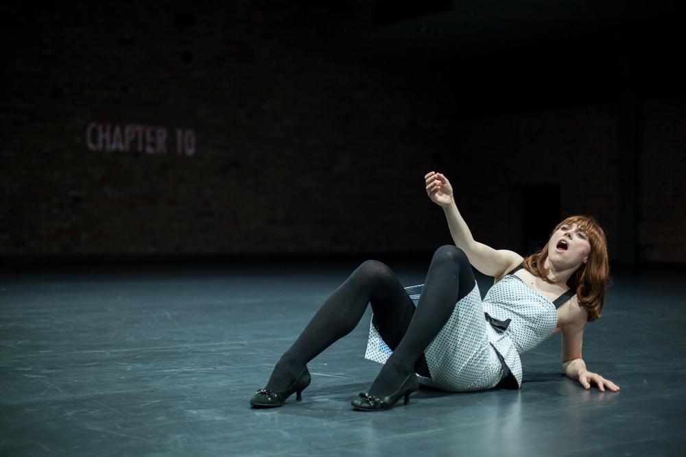 Zdjęcie z przedstawienia "Śmierć 24 klatki na sekundę albo zrób mi tak jak w prawdziwym filmie – choreografia spowolniona w rozdziałach" Agaty Siniarskiej, fot. Jakub Wittchen dla Art Stations Foundation by Grażyna Kulczyk