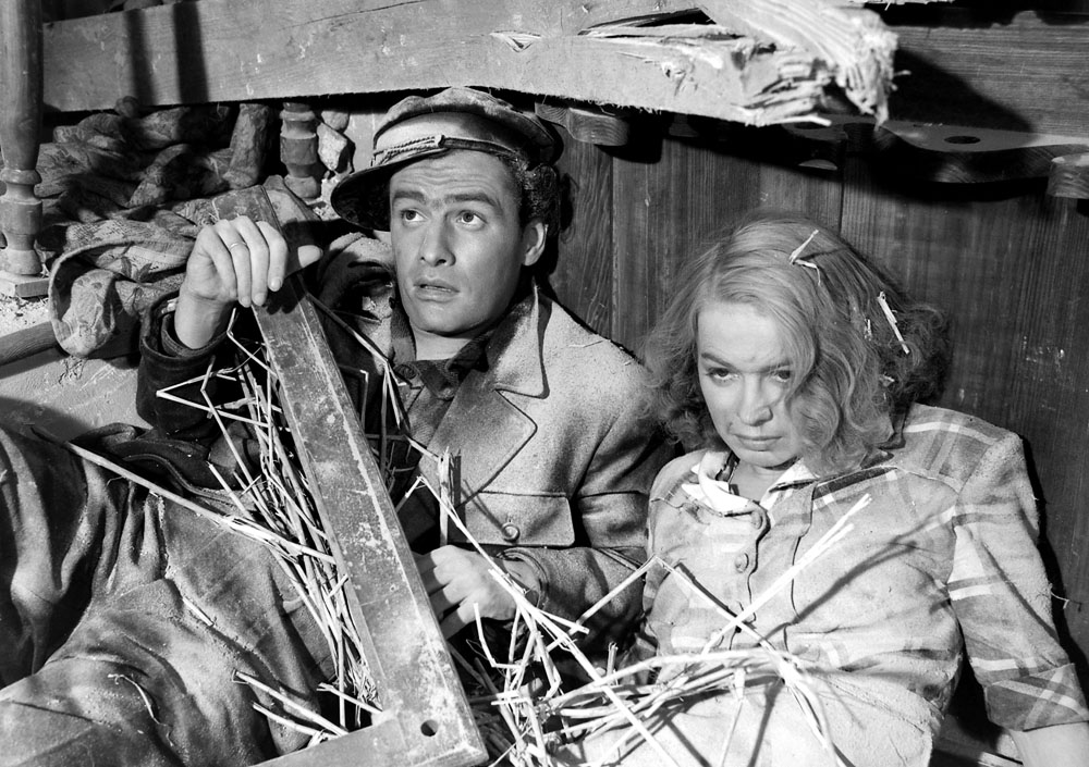 Kadr z filmu "Skarb" w reżyserii Leonarda Buczkowskiego, 1948. Na zdjęciu: Danuta Szaflarska, fot. Polfilm / East News