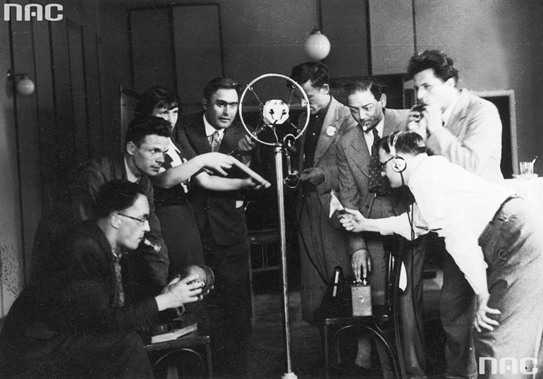 Transmisja audycji i nadawanie efektów dźwiękowych w Rozgłośni Krakowskiej Polskiego Radia, 1936, fot. Narodowe Archiwum Cyfrowe