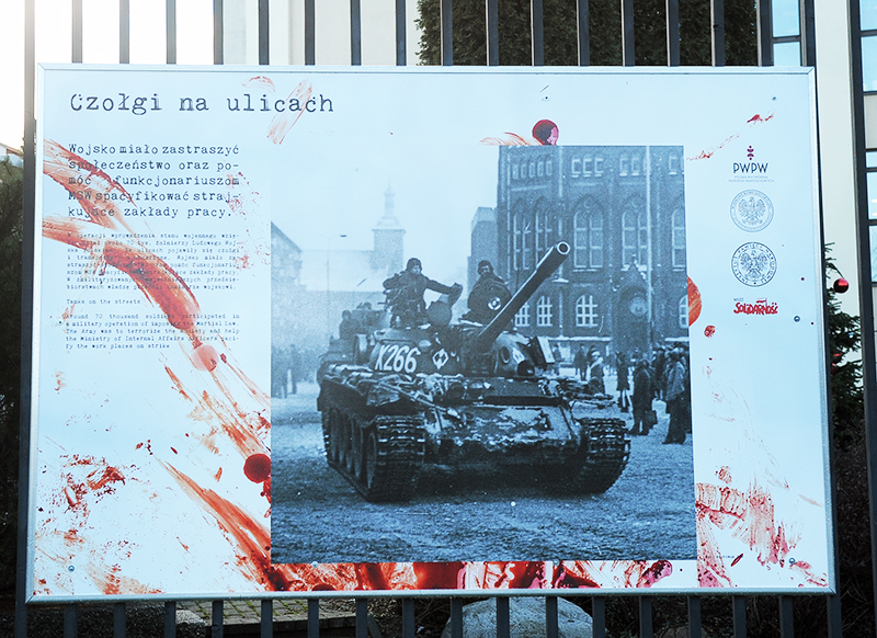 Widok wystawy "Stan wojenny 1981-1983. Wojna z narodem polskim" w PWPW, fot. Jan Bielecki / East News 