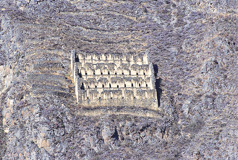 Inkowie. Ollantaytambo, ruiny magazynów inkaskich, Peru , fot. Miłosz Giersz / Forum
