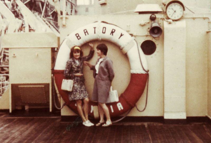 Siostry Krystyna i Hanna Schmidt-Madalińskie spotkały się po latach rozłąki na pokładzie Batorego w nowojorskim porcie latem 1966 roku.