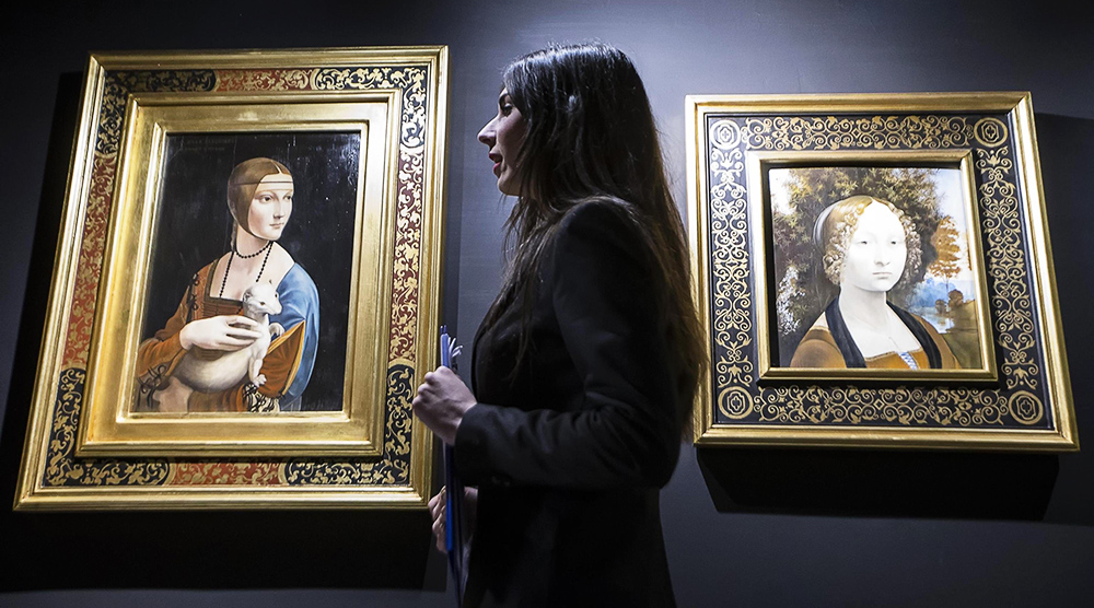 Reprodukcje "Damy z gronostajem" (po lewej) i portretu Gin (R) pokazywane w ramach stałej kolekcji w muzeum Leonardo Da Vinci Experience w Rzymie. 16 lutego 2017, fot. Angelo Carconi/EPAPAP
