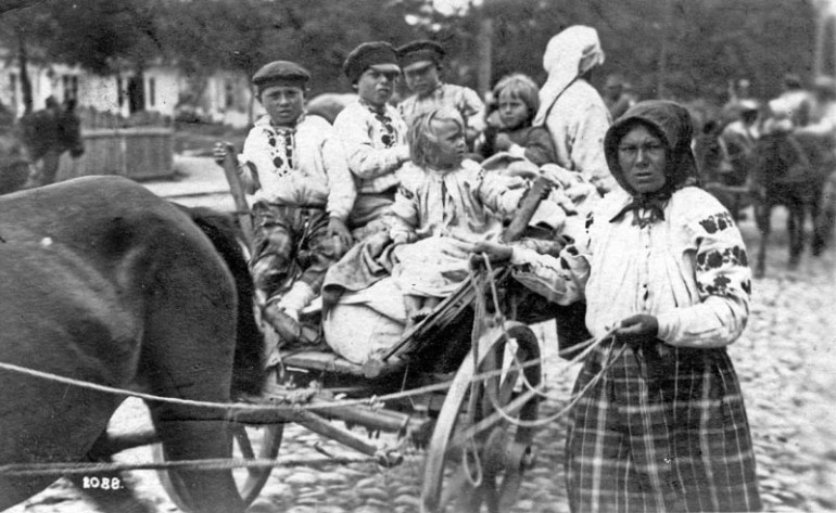 Kalusz, 1916. Lemko children on a wagon. Reproduction: Forum