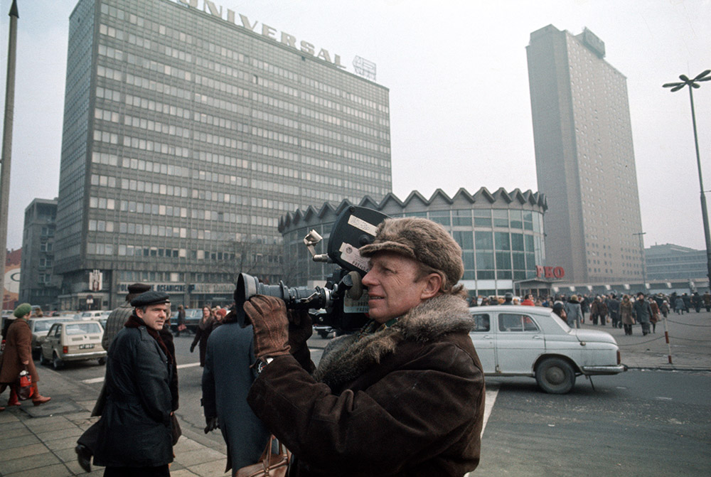 Tony Halik as an NBC reporter, Warsaw, 70., photo: Jerzy Michalski/Forum