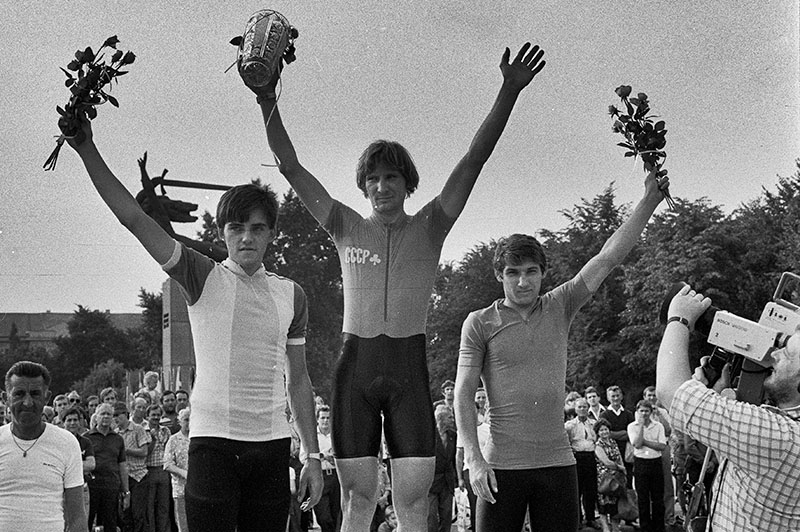 40-й Tour de Pologne. На снимке: в центре победитель первого этапа Сергей Кривошеев, слева Марек Лешневский, Варшава, 1983. Фото: Ян Розмариновский / Forum