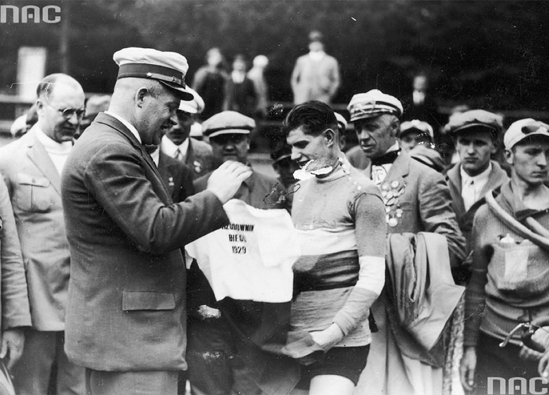 Tour de Pologne 1929 — финальный этап в Варшаве. Президент Лодзинского общества велосипедистов Артур Тиле протягивает Юзефу Стефанскому майку с надписью «Лидер гонки», Лодзь, 1929. Фото: audiovis.nac.gov.pl (Национальный цифровой архив)