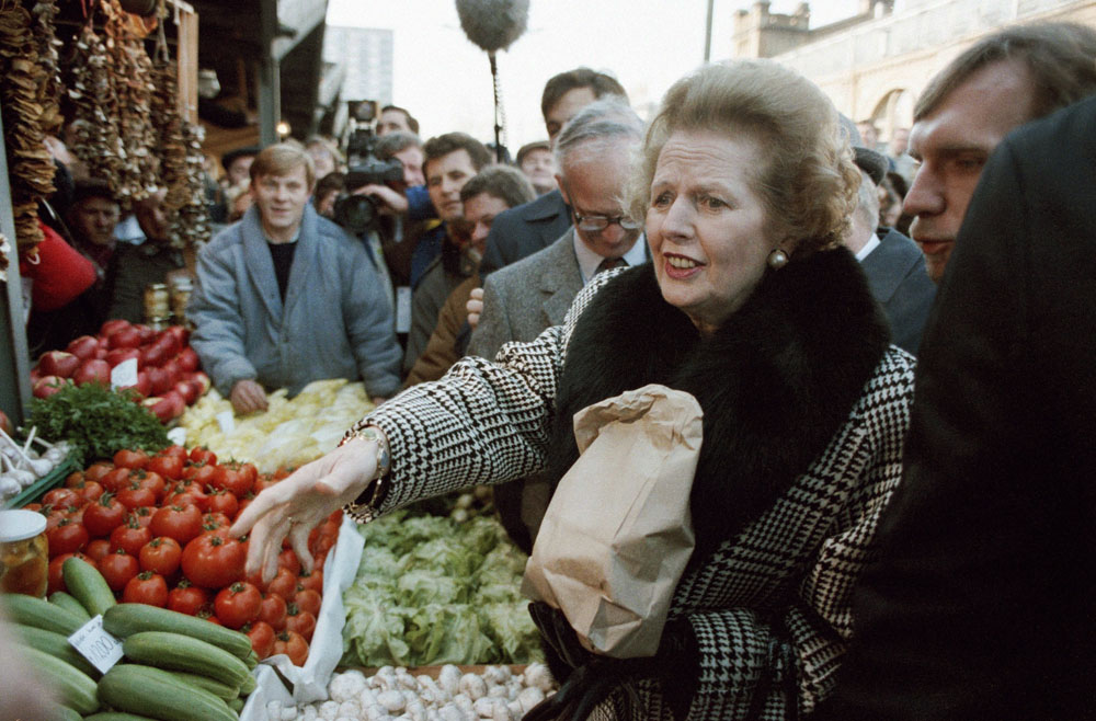 Former British Prime Minister Margaret Thatcher reaches for some more vegetables during a visit to food market in the Polish capital of Warsaw, Nov. 3, 1988. Mrs. Thatcher is on the second day of an official visit to Poland. foto Martin Cleaver / AP Photo / East News