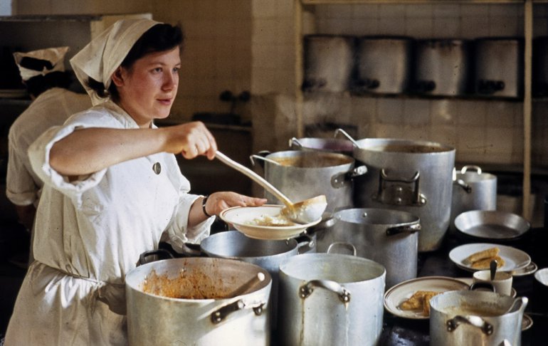 Кухня молочного бара в семидесятые годы, фото: Томек Сикора / Forum