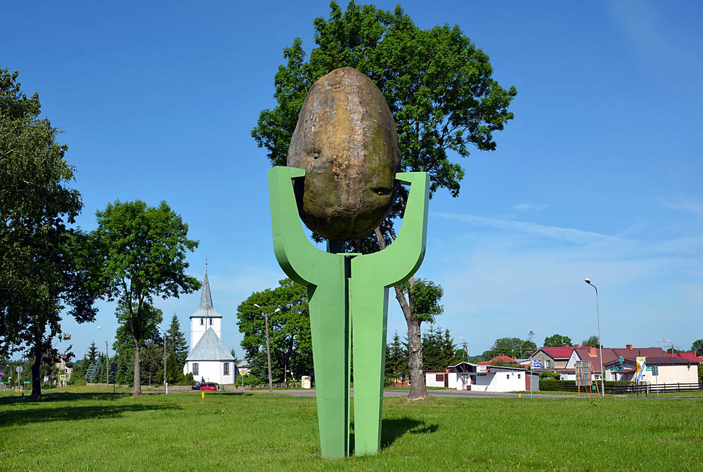 Pomnik ziemniaka, Biesiekierz, fot. Wikipedia