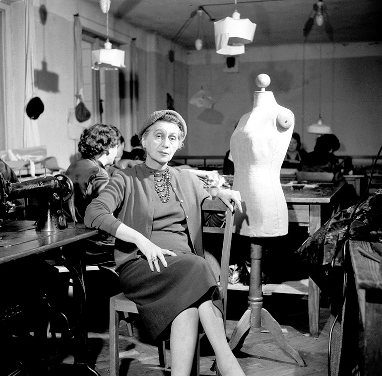 Jadwiga Grabowska, fashion creator and director at „Polish Fashion”/„Moda Polska”, 1957, photo: Lucjan Fogiel / Forum