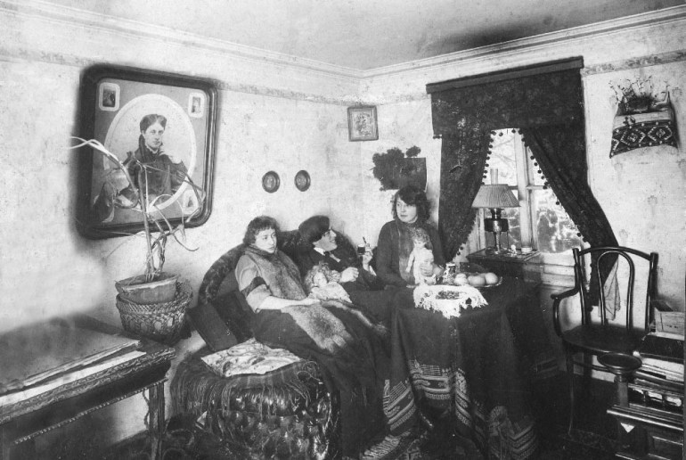 Marina Cwietajewa z mężem Siergiejem Efronem i siostrą Anastazją. Na ścianie – portret babci Marii Biernackiej. 