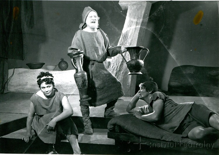 На фото: Кристина Борович, Маріян Лонч, Авґуст Ковальчик. Спектакль «Апологія Ксантипи», 9 липня 1958 року, Польський Театр (Варшава). Фото: Franciszek Myszkowski