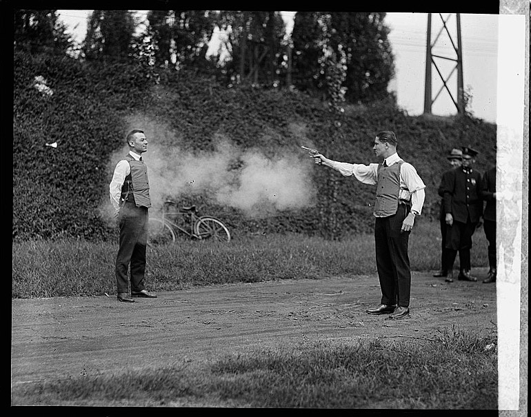 Демонстрация пуленепробиваемого жилета, 1923. Фото: Harris & Ewing Collection (Библиотека Конгресса)