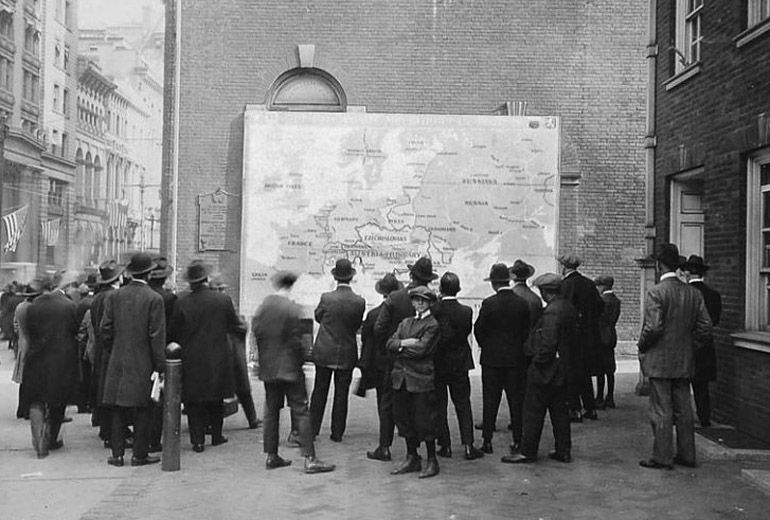 Люди перед зданием Индепенденс-холл в Филадельфии изучают «новую карту Европы, отражающую новые народы», ноябрь 1918 года, фото: Wikipedia