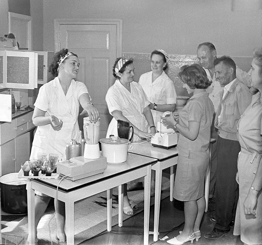 Кухня в клубе в городке Млынары, 1960-е, фото: Войтек Лаский / East News