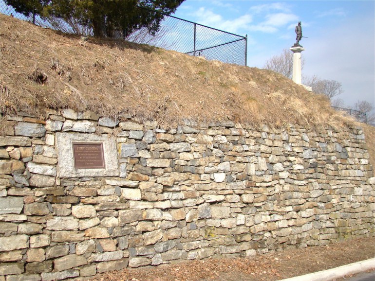 Форт Клинтон (Вест-Пойнт), спроектированный Костюшко, на заднем плане виднеется его статуя, источник: Wikimedia / общественное достояние
