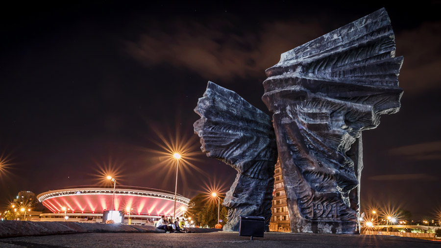 Знаменитый стадион «Блюдце» («Spodek») и Памятник силезским повстанцам в Катовце, фото: Дэвид Теджер