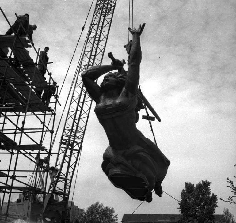 Mounting of the Monument to the Heroes of Warsaw, Warsaw, 1964, photo by Jacek Sielski / Forum