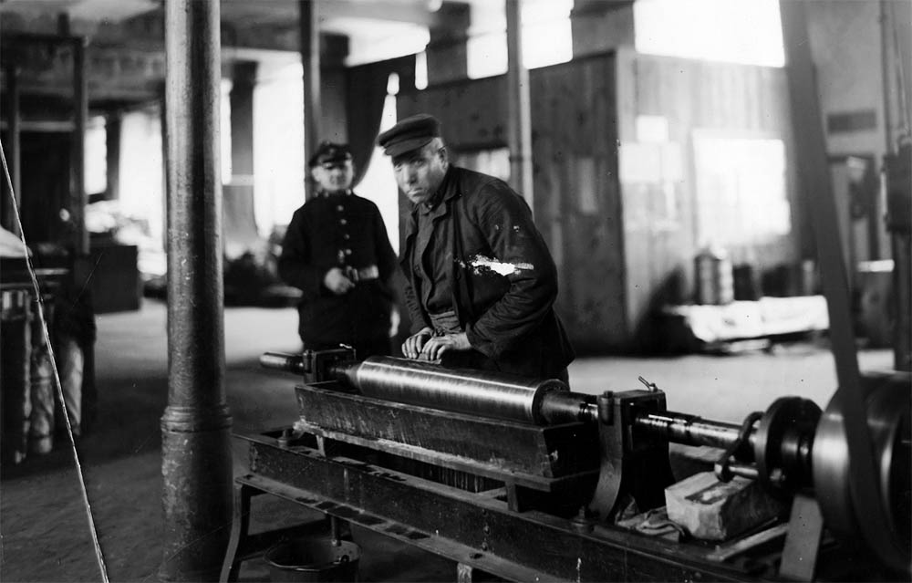 An unidentified weaving plant in Łódź, 1930-1938, in the image a worker by the surname Matuszewski at a printing machine, photo: www.audiovis.nac.gov.pl (NAC)