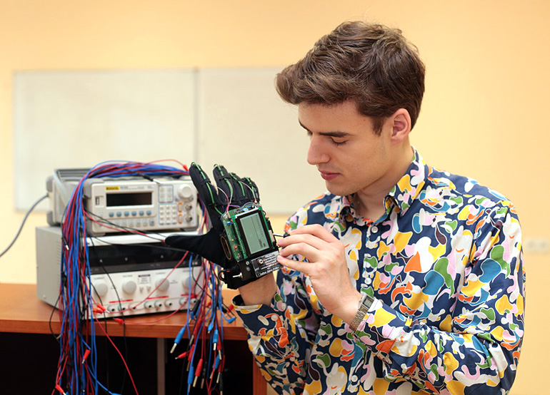 Psyllos and his Neutrognet device, photo: courtesy of Petros Psyllos