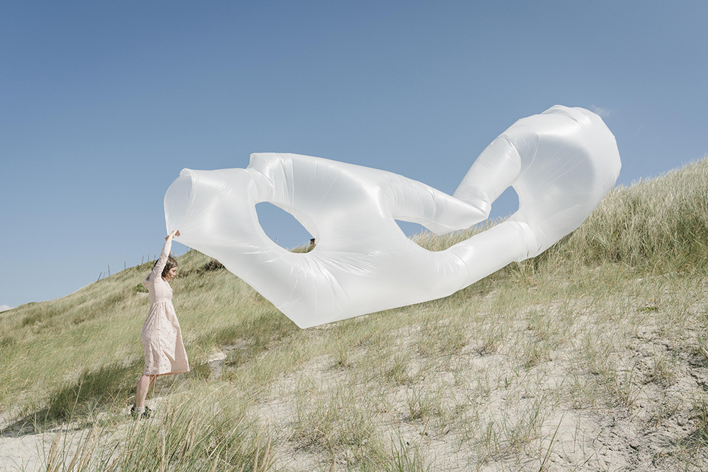 Flate by Ola Mirecka, a performance in different locations where a balloon is inflated by a sea breeze, photo: R. Laurvig