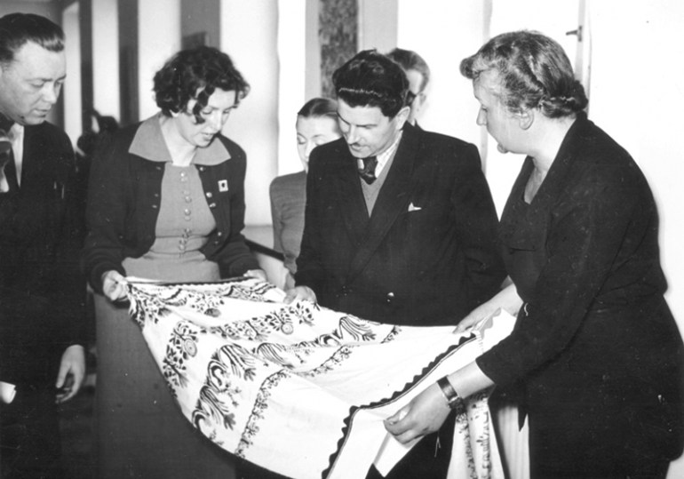 Wanda Telakowska podczas otwarcia wystawy "Próby włączania samorodnej twórczości ludowej do wzornictwa przemysłowego", 1953 , fot. IWP