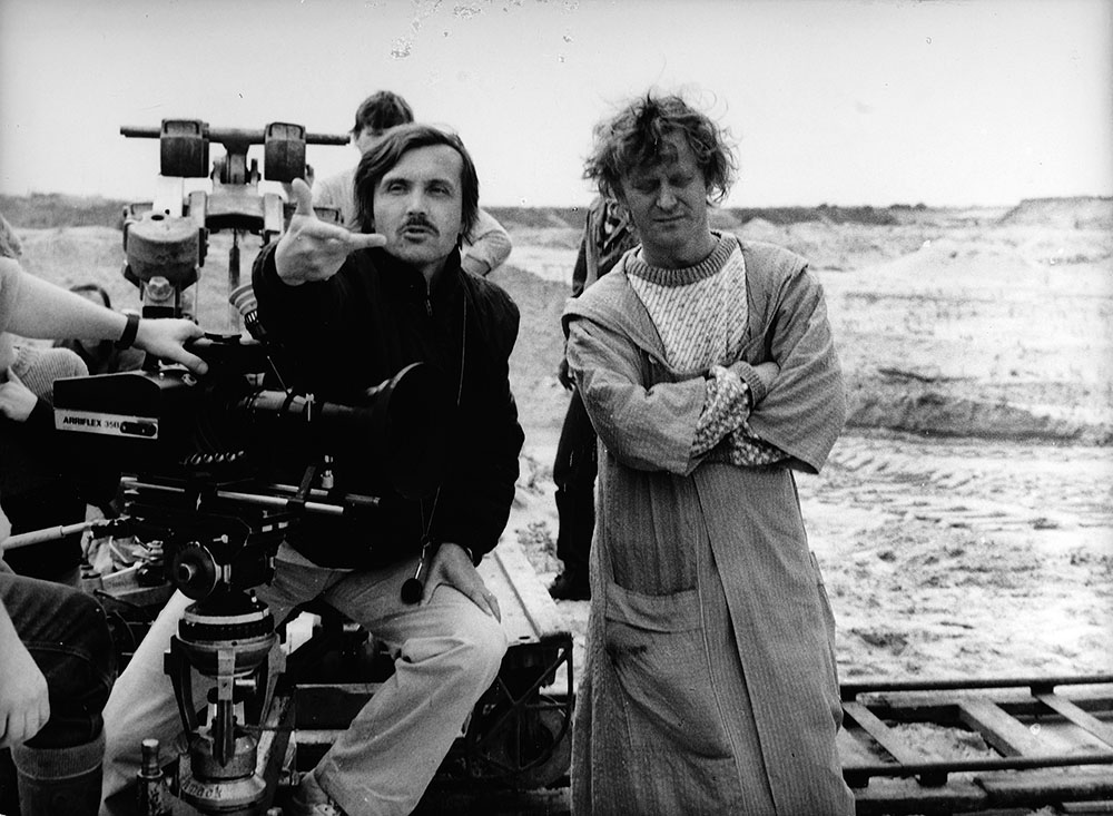 Witold Adamek i reżyser Radosław Piwowarski na planie filmu "Pociąg do Hollywood", 1987, fot. Renata Pajchel/archiwum Filmu/Forum