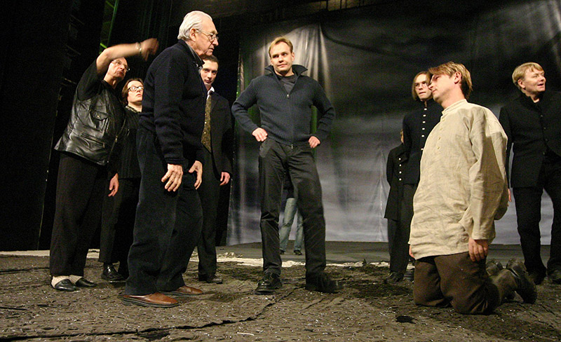 Andrzej Wajda podczas próby przedstawienia "Biesy", 2013, Teatr Sowriemiennik, Moskwa, 2004, fot. Wasylij Maksimow/Reporter