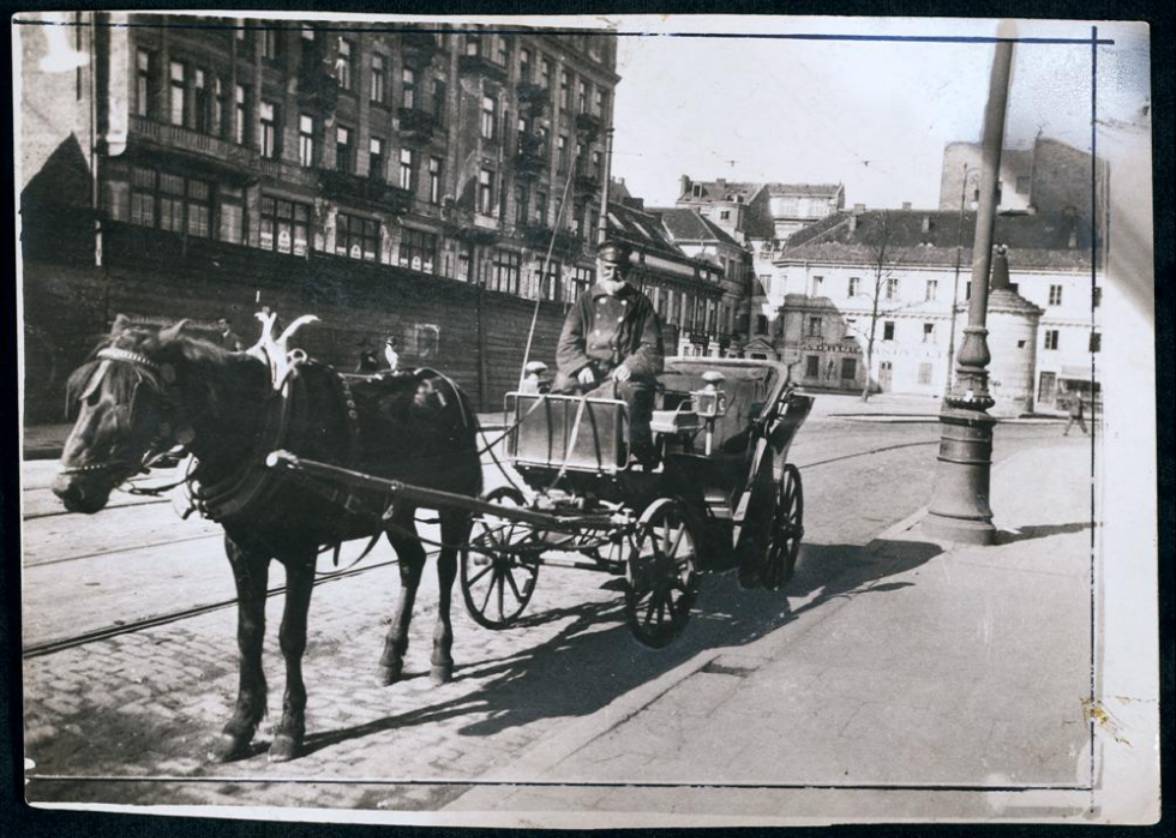 Menachem Kipnis, Najstarszy żydowski dorożkarz Warszawy, fotografia z 1924 r., okolice Placu Tłomackie, fot. ŻIH