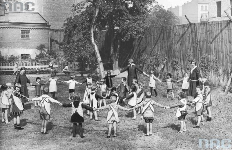 Dzieci podczas zabawy na podwórku przedszkolnym, fot. Narodowe Archiwum Cyfrowe (NAC)