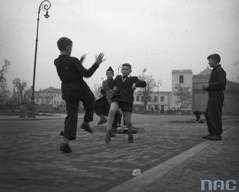 Chłopcy grający w "zośkę" przy ulicy Jana Matejki na placu przed budynkiem Sejmu.