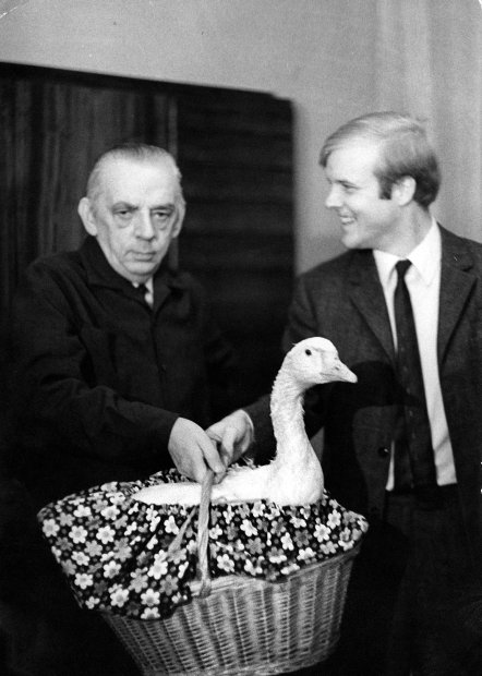 W nagrodę za rozwiązanie bardzo trudnego zadania Stanisław Mazur (z lewej) wręczył szwedzkiemu matematykowi Perowowi Enflo żywą gęś, fot. z archiwum rodzinnego Krystyny Mazurówny / CC / Wikimedia
